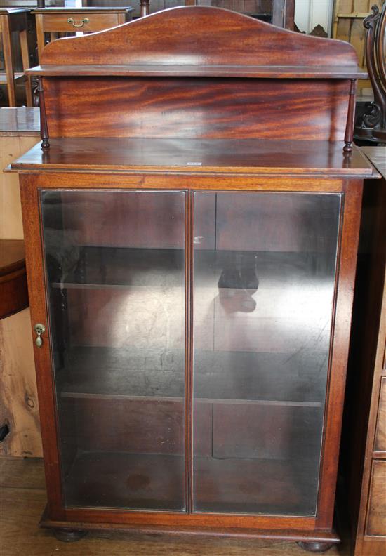 19th century mahogany chiffonier/display cabinet, single glazed door(-)